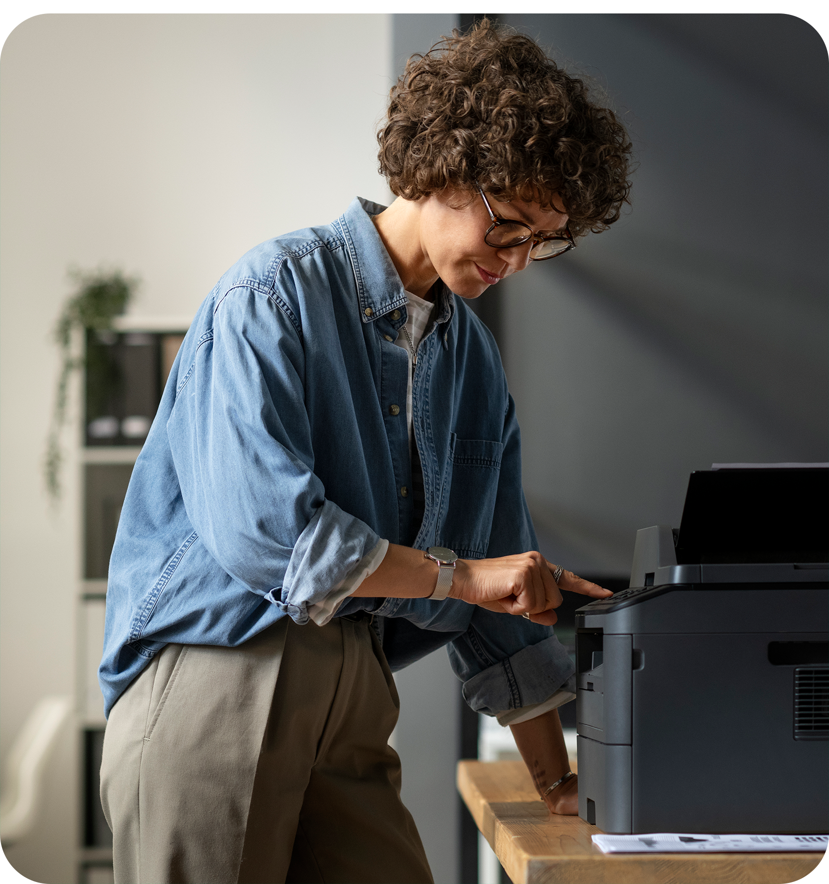 Técnica realizando manutenção em impressora